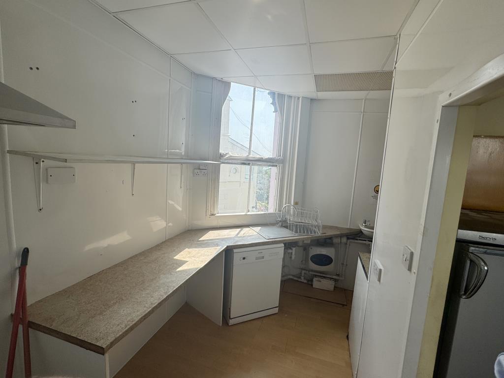 Lot: 22 - PROMINENT TOWN CENTRE VACANT COMMERCIAL UNIT - Room with worktop and space for storage